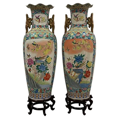 Petite Paire Assortie De Vases En Porcelaine Famille Rose De Chine