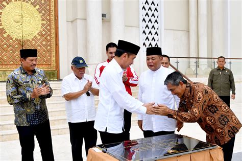 Foto Presiden Jokowi Salat Jumat Dan Resmikan Masjid Agung Madaniyah