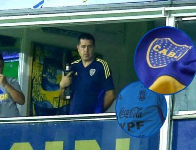 Riquelme lo mira con atención la figura que observan en Boca Boca