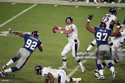 Super Bowl XXXV, Baltimore Ravens QB Trent Dilfer in action, making ...