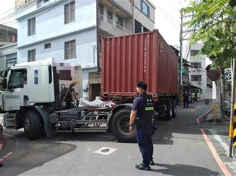 影》35噸半聯結車駕駛誤信導航 卡小巷還挨罰 社會 中時