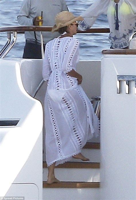 Elle Macpherson Flaunts Her Incredible Figure In Skimpy Bikini Artofit