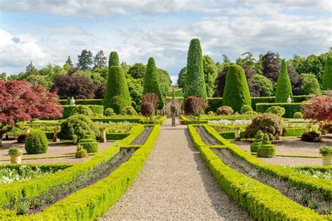 Drummond Castle Gardens — Stock Photo © Cornfield #86905308