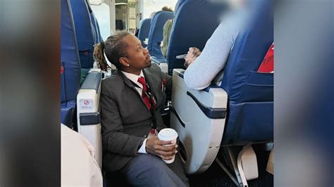 Video Photo Of Delta Flight Attendant Goes Viral See Why Cnn Business