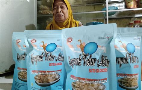 Jelang Lebaran Order Kerupuk Telur Asin Di Brebes Meningkat Arah Pantura