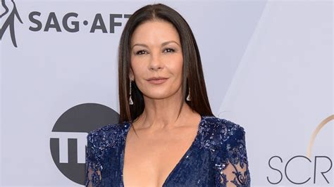 Catherine Zeta Jones 53 Ans Renversante Dans Une Robe Au Décolleté