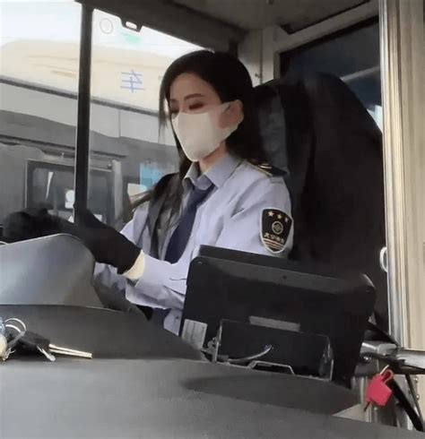 西安“公交西施”走红网络！网友挤爆900路公交车，只为一睹芳容美女陕西容颜