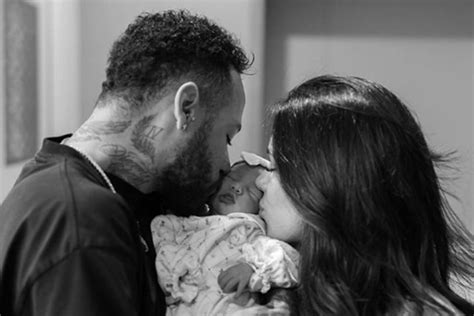 Neymar E Bruna Biancardi Postam As Primeiras Fotos Da Filha Mavie