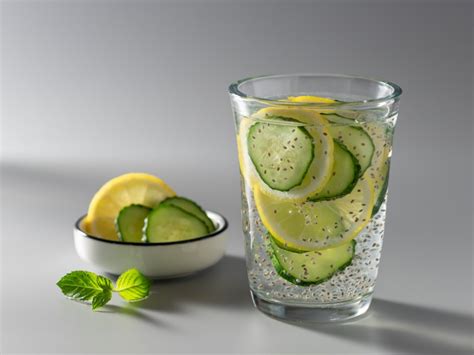 Refrescante agua de pepino con chía para el calor CocinaDelirante