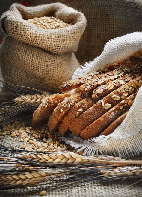 Van Het Roggeaartjes En Brood Stilleven Op Houten Achtergrond Stock