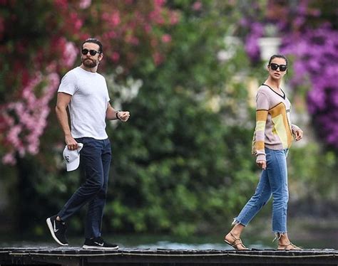 Irina Shayk E Bradley Cooper Apaixonados Em F Rias Na Europa Movenot Cias