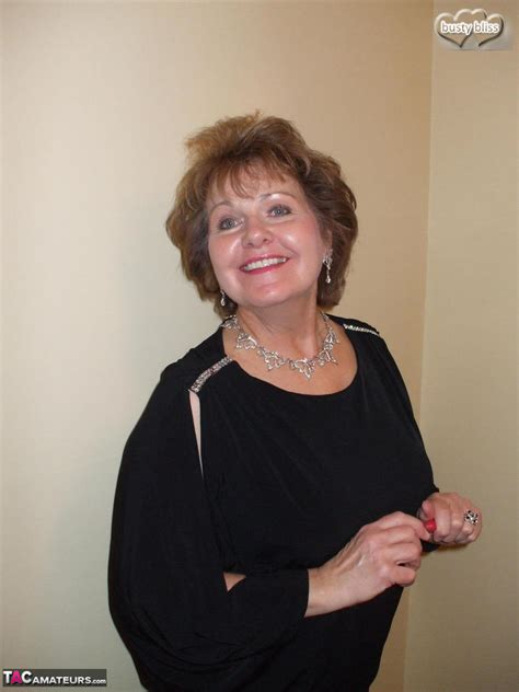 Older Amateur Busty Bliss Removes Fur Coat Before A Kiss And Licking A