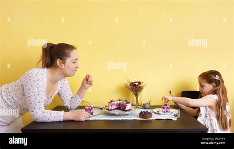 Une Jeune M Re Et Sa Petite Fille Assises Ensemble La Table De La