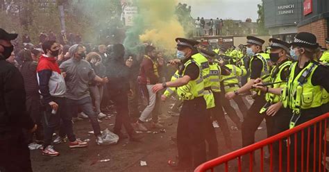 Man Utd Vs Liverpool Match Postponed After Protesting Fans Storm Old