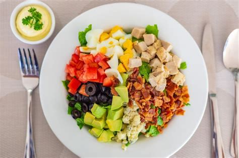 Salade Cobb Sur Assiette Blanche Avec Bacon Fromage Bleu Poulet