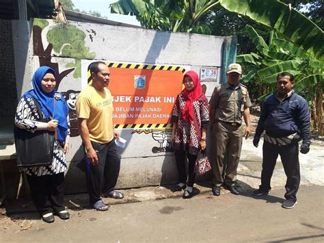 Upprd Pasar Rebo Dalam Kegiatan Pemasangan Tanda Tunggakan Objek Pajak