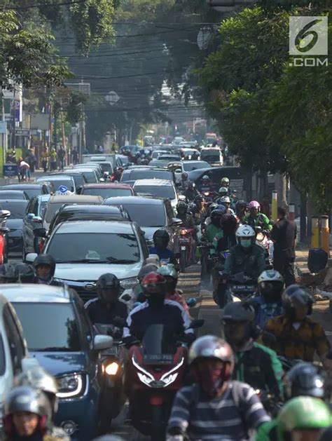 FOTO Ada Pelebaran Trotoar Lalu Lintas Di Cikini Macet Foto