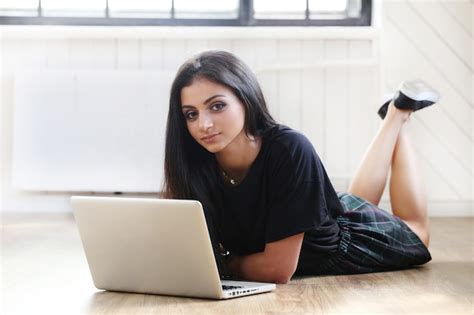 Fotos De Joven Latina Ordenador Freepik