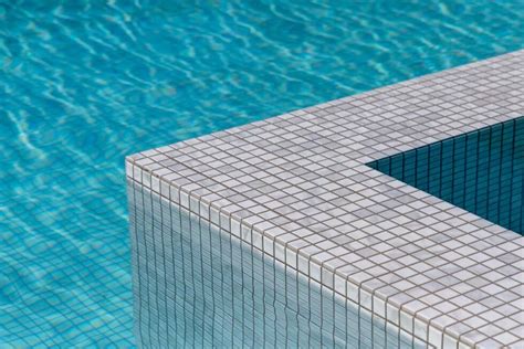 Carrara Wavy Mm Ceramic Mosaic Pool Tiles Cmc