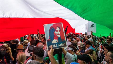 Femme Vie Liberté Chroniques Dune Révolution En Iran Pauline