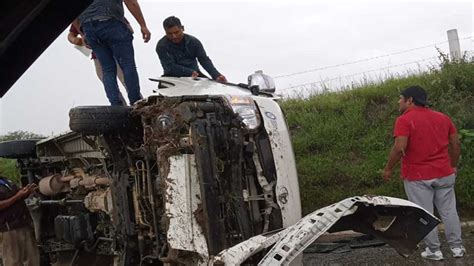 Volcadura De Urvan Deja 8 Heridos En Oaxaca