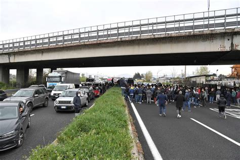 Roma Ambulanti Protestano E Bloccano Il Grande Raccordo Anulare Il