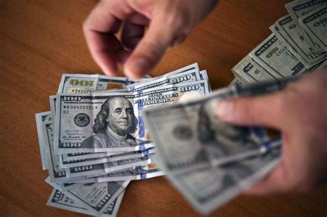 Dólar bate novo recorde e fecha o dia cotado a R 5 989 Bolsa cai