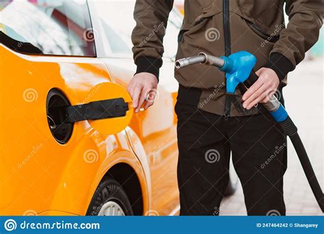 Hombre Irreconocible Recargando El Coche De La Gasolinera Llenando