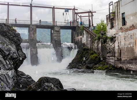 CHEMAL RUSIA 24 DE JULIO de 2019 Central hidroeléctrica en el río