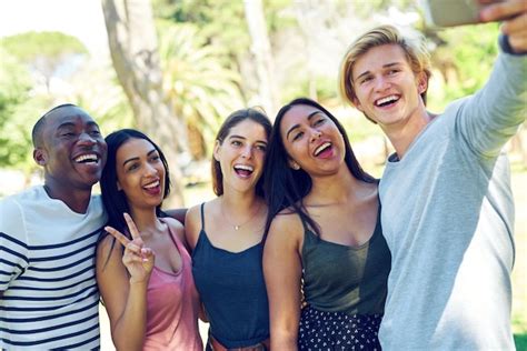 Sorria A Todos Foto De Um Grupo De Jovens Amigos Tirando Uma Selfie