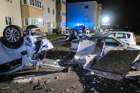 Audi Fahrer Hinterl Sst Tr Mmerfeld Sieben Autos Bei Unfall Geschrottet