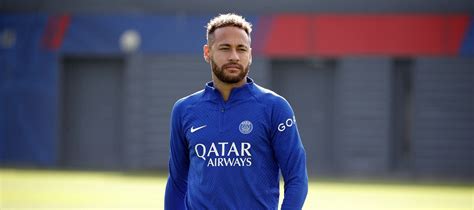 Neymar é oferecido ao Barcelona e aceita até reduzir o salário para