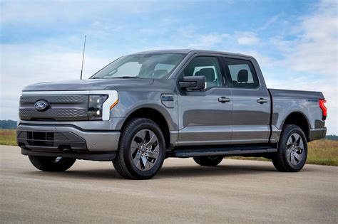 Bán tải điện Ford F 150 Lightning 2024 tăng giá khởi điểm giảm giá bản