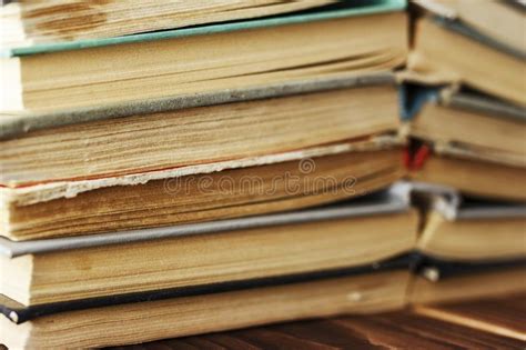 Livros Velhos Empilhados Em Uma Pilha Foto Tonificada Foto De Stock