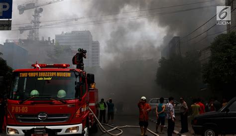 Photo Kebakaran Hanguskan Ruko Di Jalan Sabang Foto Liputan