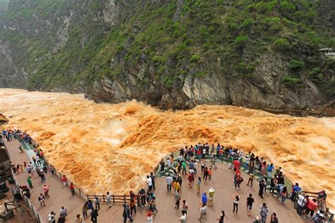 云南省迪庆州虎跳峡 中国国家地理最美观景拍摄点