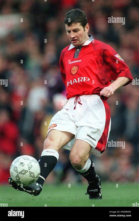 DENIS IRWIN MANCHESTER UNITED FC 02 December 1996 Stock Photo - Alamy