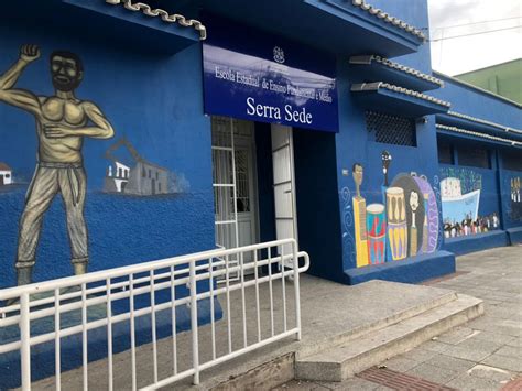 Escola da Serra pinta fachada com elementos da cultura e história da cidade
