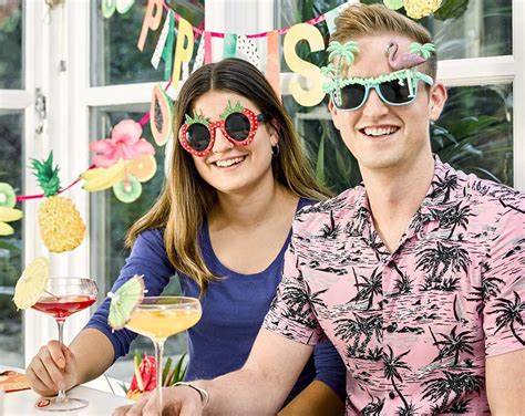 Bunte Deko für Cocktailparty mit exotischen Früchten Pink Dots