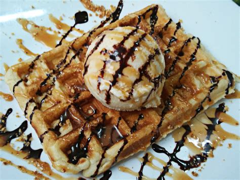 GOFRE CON HELADO DE VAINILLA Y SIROPES CASEROS Helados Fáciles