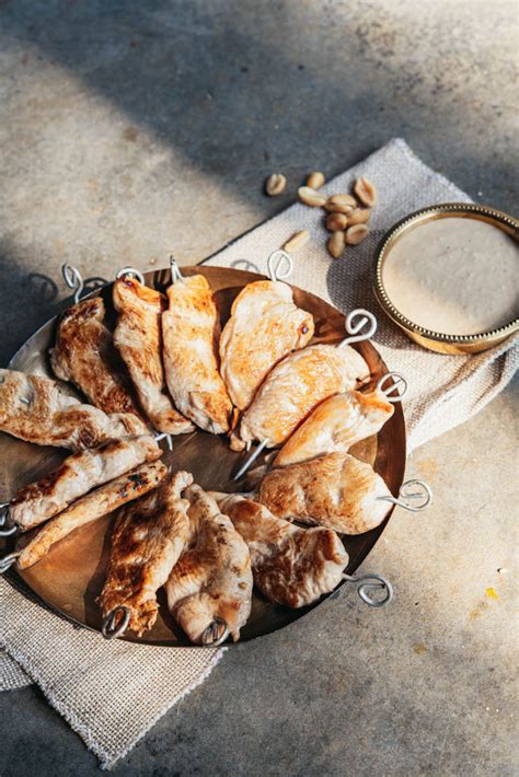 Espetinho De Frango Molho Satay De Amendoim Na Cozinha Da Helo