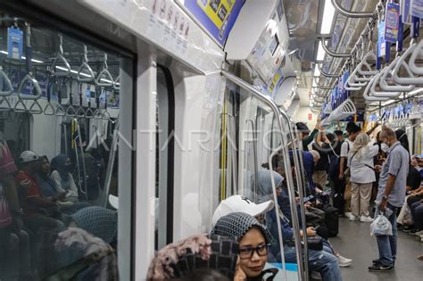 Pengguna Transportasi Umum Di Jakarta Antara Foto