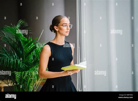 Portrait D Une Jeune Belle Et L Gante Femme Blonde Lunettes En Lisant Un Livre Par Une