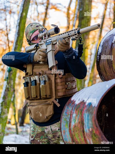 Airsoft Marksman Equipado Con Un Rifle De Francotirador DMR