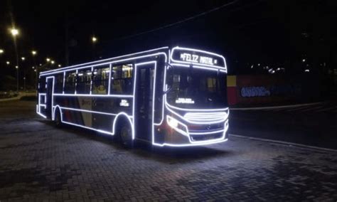 Cidades da RMC começam a receber ônibus decorados iluminação de Natal