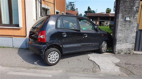 Verbania Si Schianta Contro Un Cancello Era Al Volante Con Un Tasso