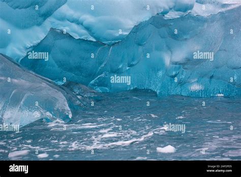 Hielo Azul De Un Glaciar En La Antártida El Hielo De Los Icebergs Azules Contiene Menos