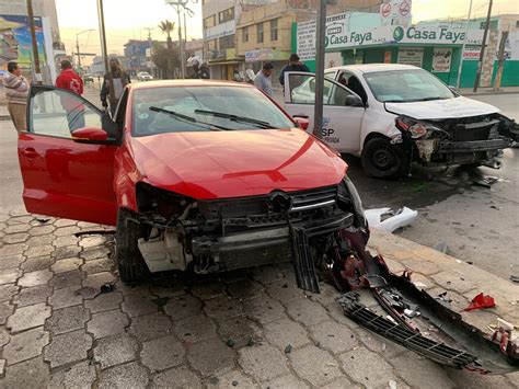 Aparatoso choque en el Centro de Torreón deja cuantiosos daños materiales