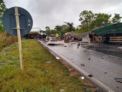 Grav Ssimo Acidente Envolvendo Carreta E Caminh O Tanque Deixa Mortos