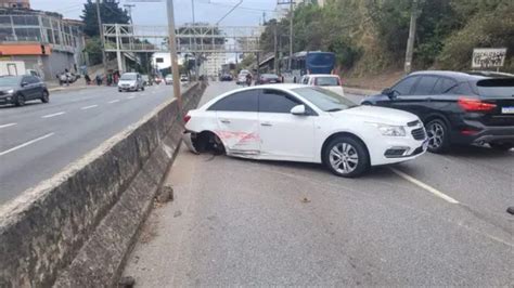 Acidente entre carros moto e ônibus deixa feridos na Avenida Nossa